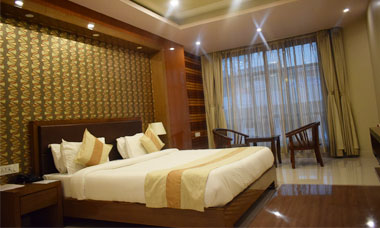 best-luxury-hotels-in-shillong-deluxe-king-room